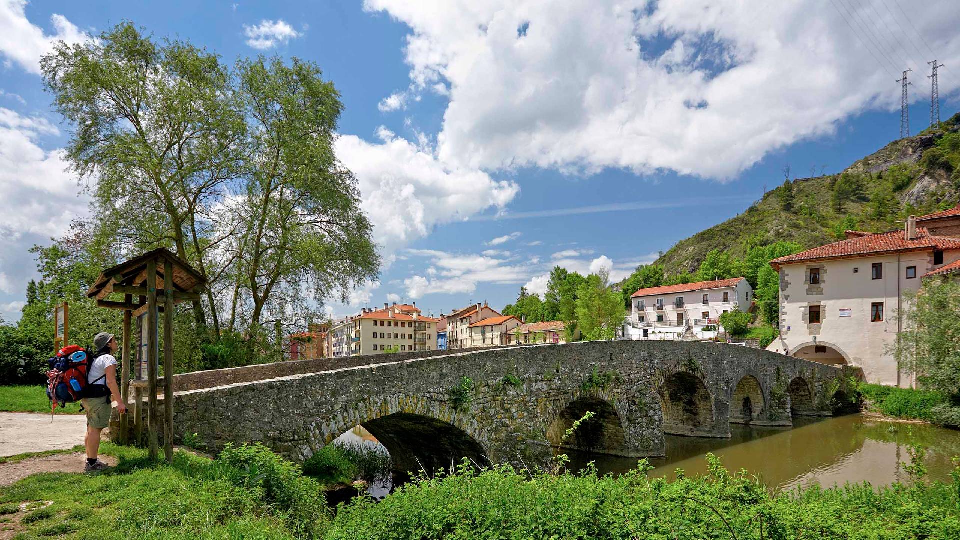 peregrina junto al puente que va a la ermita de Arre